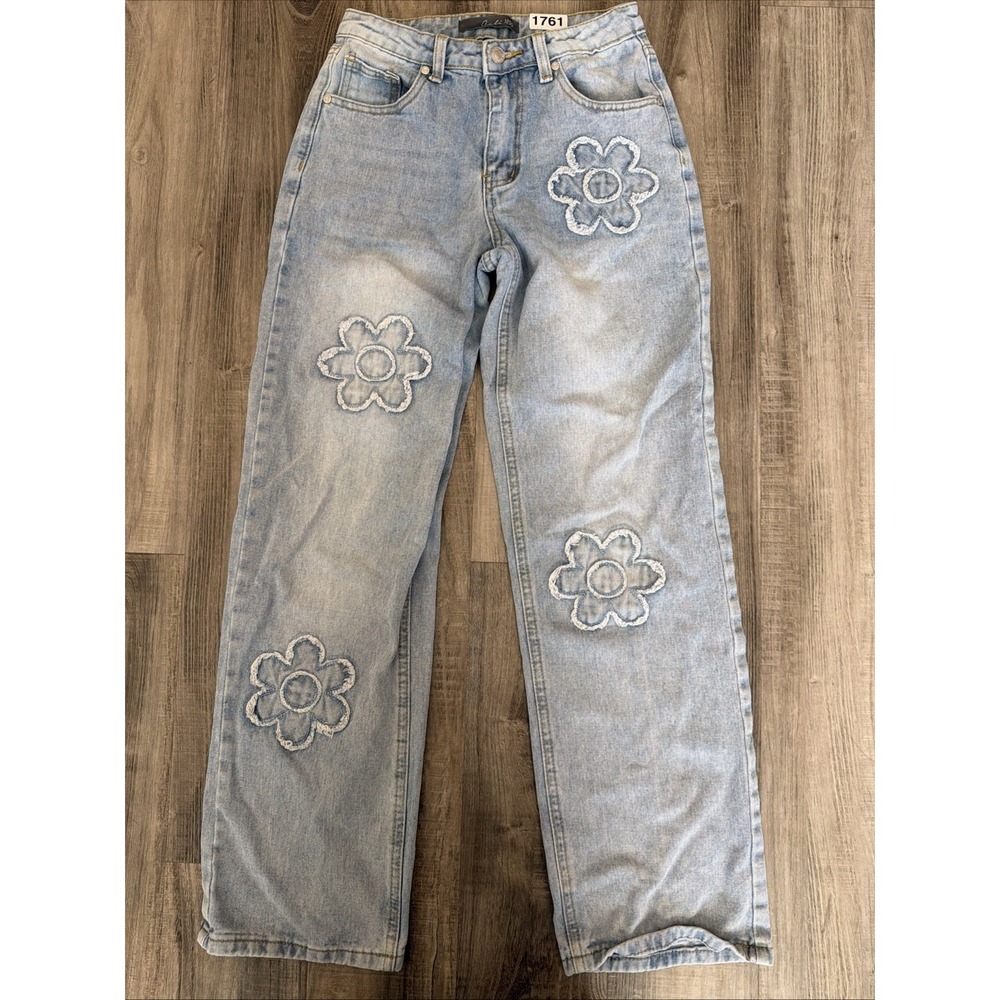 Cali 1850 Daisy Patch Relaxed Straight Leg Jeans Light Wash Size 3/26 Boho